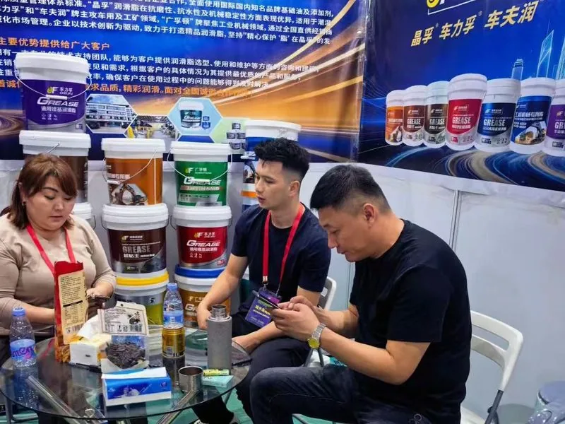 展会现场与海外客户洽谈
